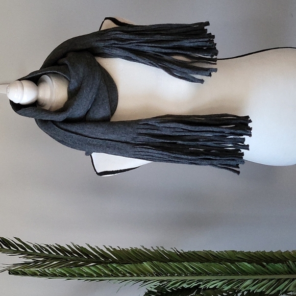Lucky Brand dark gray solid brushed scarf with fringe NWT - Picture 2 of 6